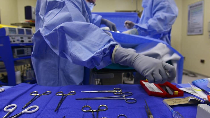Surgeons and surgical instruments